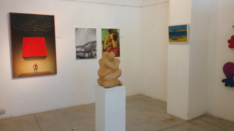 בהפסל "אהבת מהמורות" בתערוכת לא הכל זה שחור ולבן